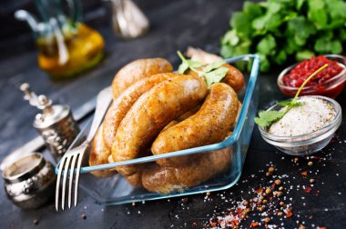 Kızarmış sosis kızarmış tavuk sosis baharat ile kase,