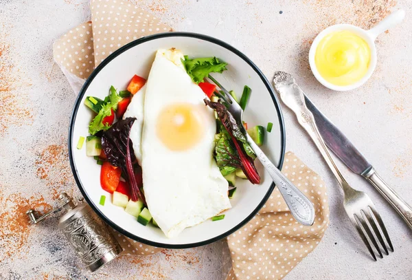 Café Manhã Prato Ovo Frito Com Salada — Fotografia de Stock