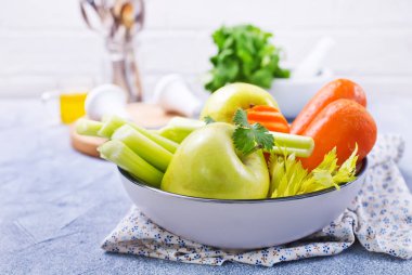 Diyet salata, elma ve kereviz ve taze havuç için malzemeler