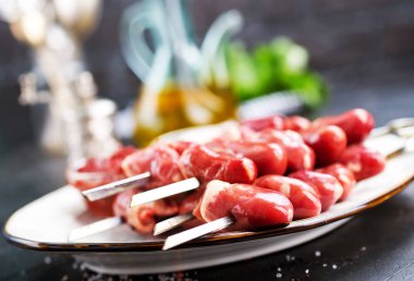 tuz ve baharat ile çiğ tavuk kalpler