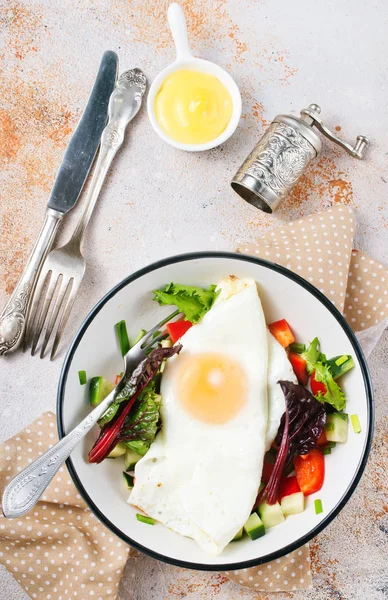 Café Manhã Prato Ovo Frito Com Salada — Fotografia de Stock