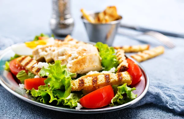 Caesar Salat Frischer Salat Mit Gemüse Und Hühnchen — Stockfoto