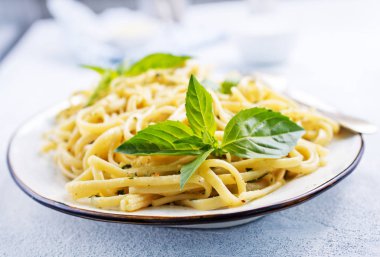 plaka, spaghetty pesto ve fındık ile pesto makarna