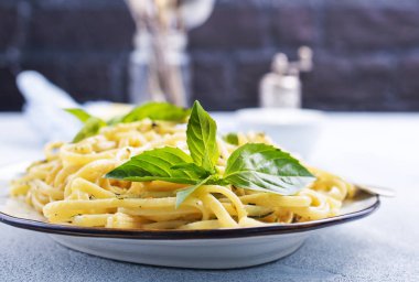 plaka, spaghetty pesto ve fındık ile pesto makarna