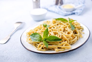 plaka, spaghetty pesto ve fındık ile pesto makarna