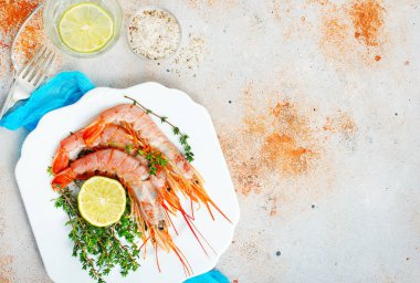 taze limon ve baharat ile haşlanmış karides