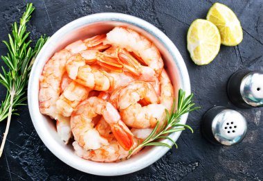 taze limon ve baharat ile haşlanmış karides