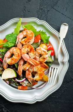 plaka, taze salata üzerinde Kızarmış karides salatası