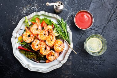 plaka, taze salata üzerinde Kızarmış karides salatası