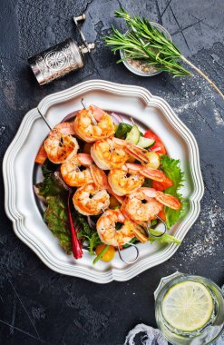 plaka, taze salata üzerinde Kızarmış karides salatası