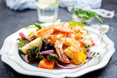 plaka, taze salata üzerinde Kızarmış karides salatası