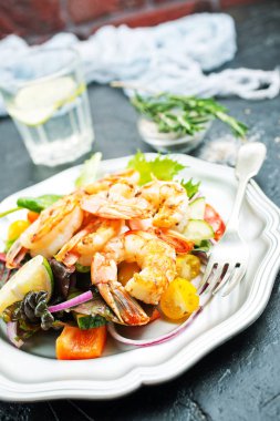 plaka, taze salata üzerinde Kızarmış karides salatası