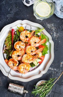 plaka, taze salata üzerinde Kızarmış karides salatası