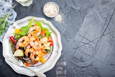 plaka, taze salata üzerinde Kızarmış karides salatası