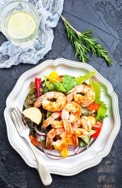 plaka, taze salata üzerinde Kızarmış karides salatası