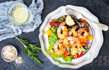 plaka, taze salata üzerinde Kızarmış karides salatası