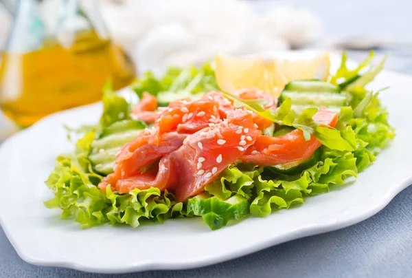 Frischer Salat Mit Lachs Auf Dem Teller Diätkost — Stockfoto