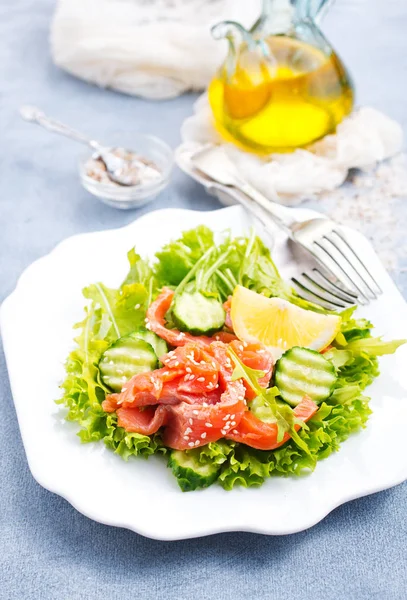 Čerstvý Salát Lososem Desce Dietní Potraviny — Stock fotografie