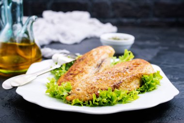 kızarmış tavuk göğsü bakış karanlık masa üzerinde plaka üzerinde kapatın