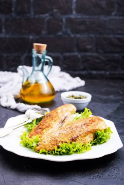 kızarmış tavuk göğsü bakış karanlık masa üzerinde plaka üzerinde kapatın