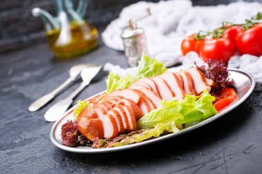 plaka karanlık yüzeyi üzerinde füme et taze sebze ile görünümü kadar kapatın