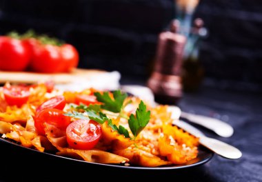 karanlık masa üzerinde pişmiş makarna salça ve rendelenmiş peynir ile görünümü kadar kapatın