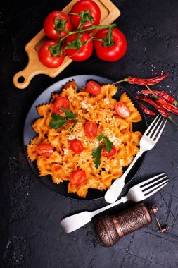 domates sosu ve rendelenmiş peynir ile pişmiş makarna üstten görünüm karanlık tablo 