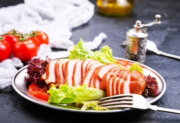 Vista Perto Das Fatias Carne Fumada Arranjadas Com Legumes Frescos — Fotografia de Stock