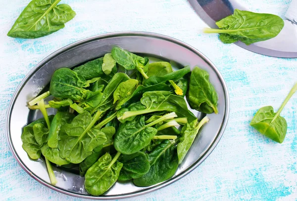 Top View Fresh Spinach Metal Plate Blue Tabletop — Stock Photo, Image