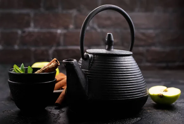 Close View Tea Mint Cinnamon Fresh Cut Apple Black Teapot — Stock Photo, Image