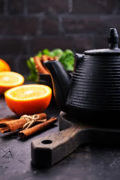 Vista Perto Chá Com Hortelã Canela Laranja Fresca Bule Preto — Fotografia de Stock