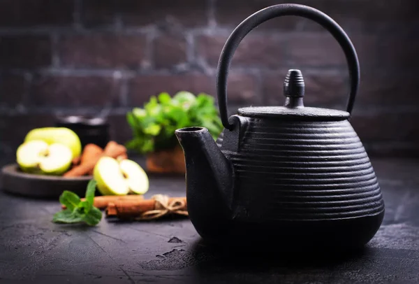 Close View Tea Cinnamon Fresh Cut Apples Black Teapot — Stock Photo, Image