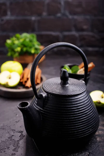 Selective Focus Tea Mint Cinnamon Fresh Apples Black Teapot — Stock Photo, Image