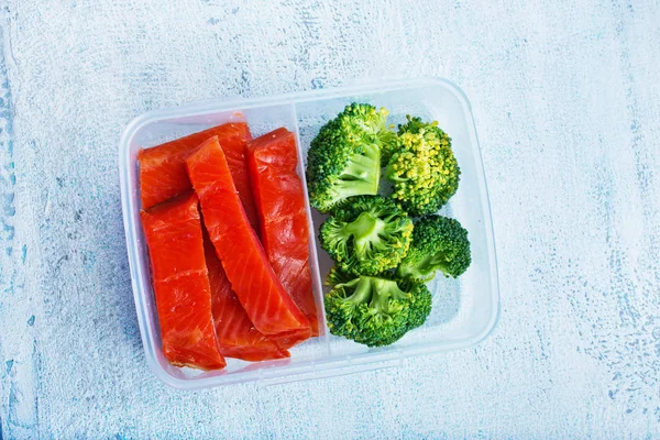 Ansicht Von Rotem Fisch Mit Gekochtem Brokkoli Lunchbox Auf Hellem — Stockfoto