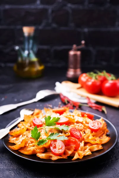 Nahsicht Auf Gekochte Pasta Mit Tomatensauce Und Geriebenem Käse Auf — Stockfoto