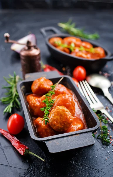 Nahaufnahme Von Frikadellen Mit Tomatensauce Schüssel Auf Schwarzer Tischplatte — Stockfoto