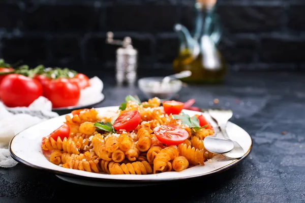 Nahsicht Auf Gekochte Pasta Mit Tomatensauce Und Geriebenem Käse Auf — Stockfoto
