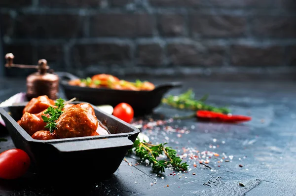 Nahaufnahme Von Frikadellen Mit Tomatensauce Schüssel Auf Schwarzer Tischplatte — Stockfoto