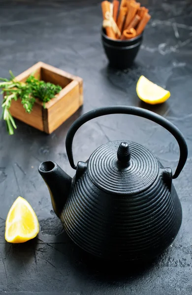 Close View Black Teapot Mint Lemon Pieces Cinnamon Sticks Dark — Stock Photo, Image