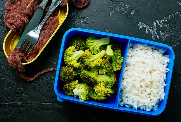 暗い表面のランチ ボックスで自家製健康食品のトップ ビュー — ストック写真