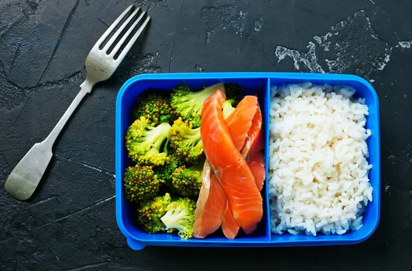 Hausgemachtes Gesundes Essen Lunchbox Und Gabel Auf Dunkler Tischplatte — Stockfoto