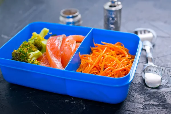 Nahaufnahme Von Hausgemachten Gesunden Lebensmitteln Der Lunchbox Vor Dunklem Hintergrund — Stockfoto