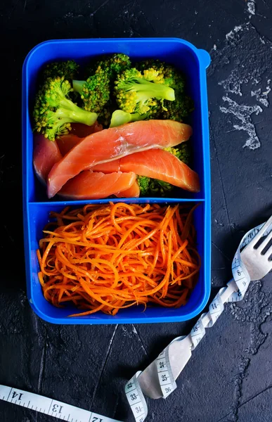在黑暗的背景下 在午餐盒里 您可以欣赏到美味的自制健康食品的顶部景色 — 图库照片