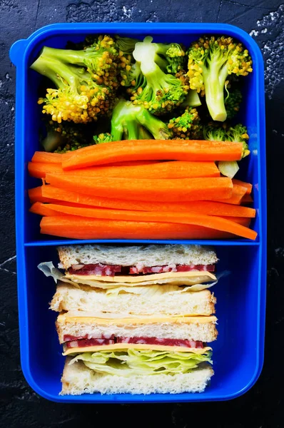 暗い卓上のランチ ボックスで自家製健康食品のトップ ビュー — ストック写真