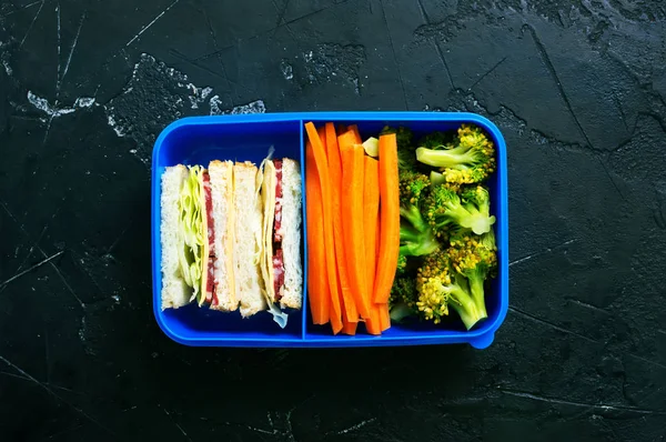 在黑暗餐桌上的午餐盒里 可以看到美味的自制健康食品 — 图库照片