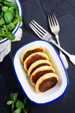 süzme peynir krep syrniki plaka, peynirli gözleme ve nane yaprakları