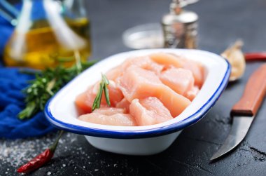 çiğ tavuk willet metal kase, tuz ve baharat ile tavuk fileto