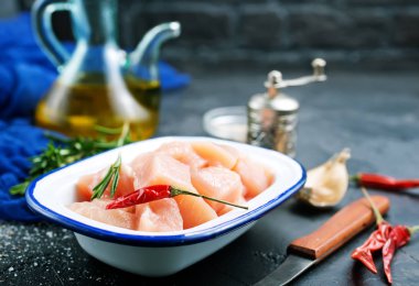 çiğ tavuk willet metal kase, tuz ve baharat ile tavuk fileto