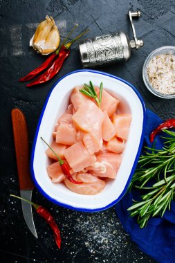 çiğ tavuk willet metal kase, tuz ve baharat ile tavuk fileto