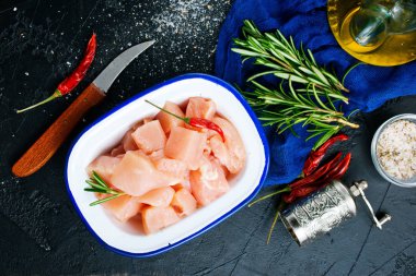 çiğ tavuk willet metal kase, tuz ve baharat ile tavuk fileto